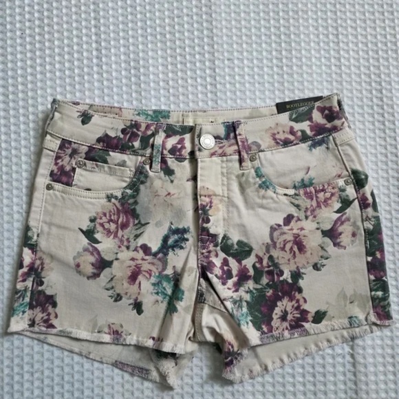 Frayed Jean Shorts - Picture 1 of 9